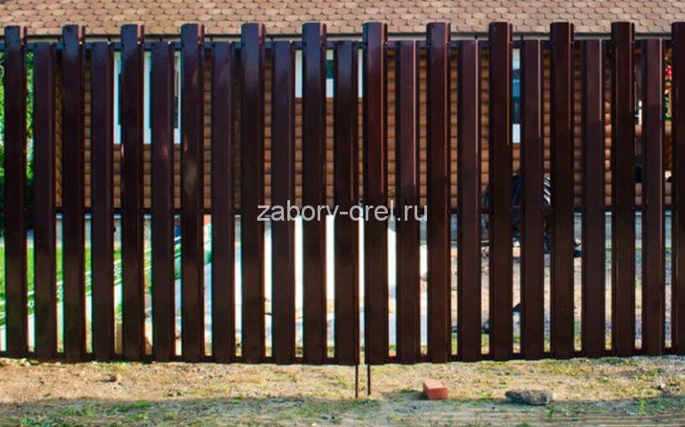 забор из евроштакетника с распашными воротами